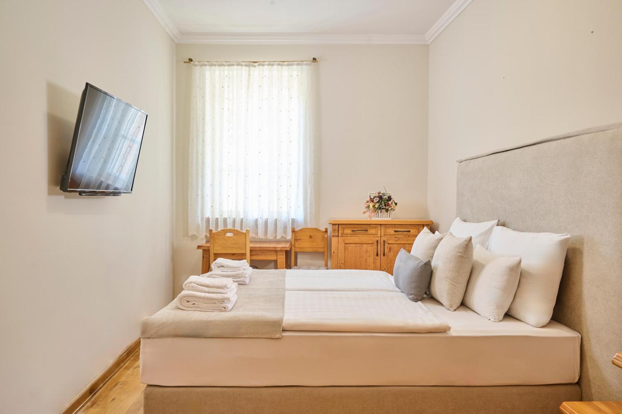 Hotel Kadoor Karlovac Exterior photo
