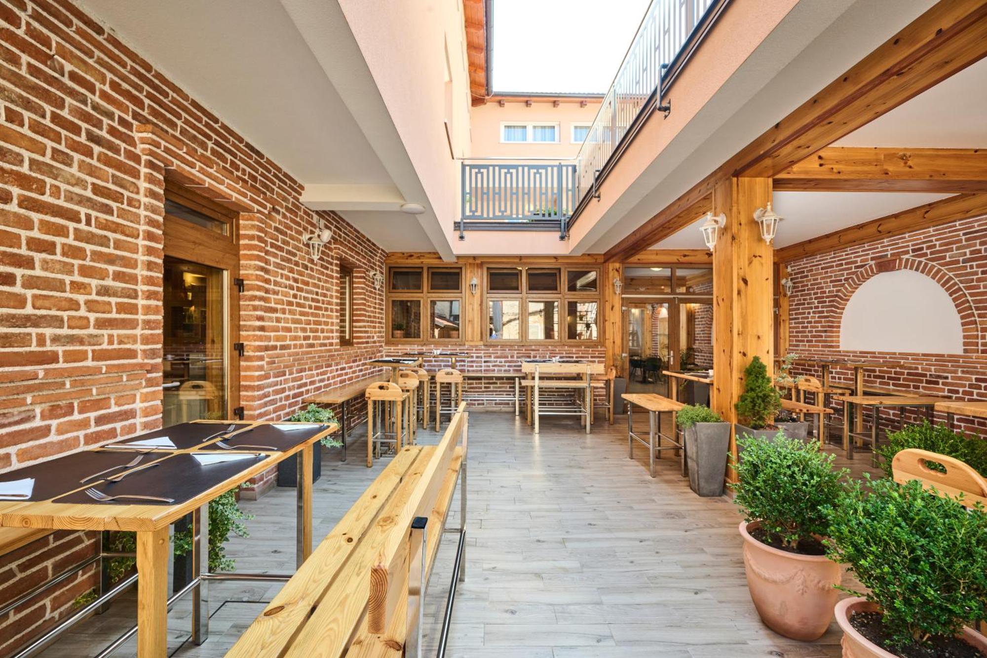 Hotel Kadoor Karlovac Exterior photo