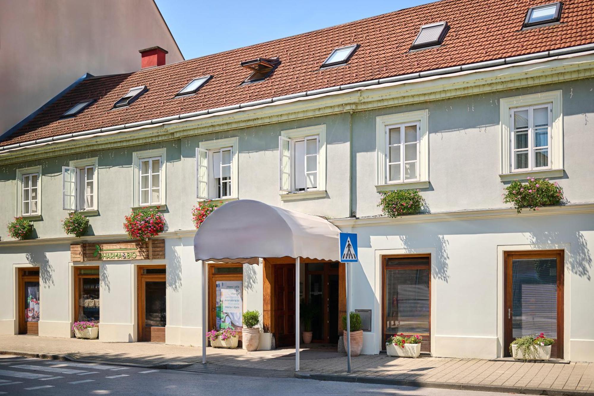 Hotel Kadoor Karlovac Exterior photo