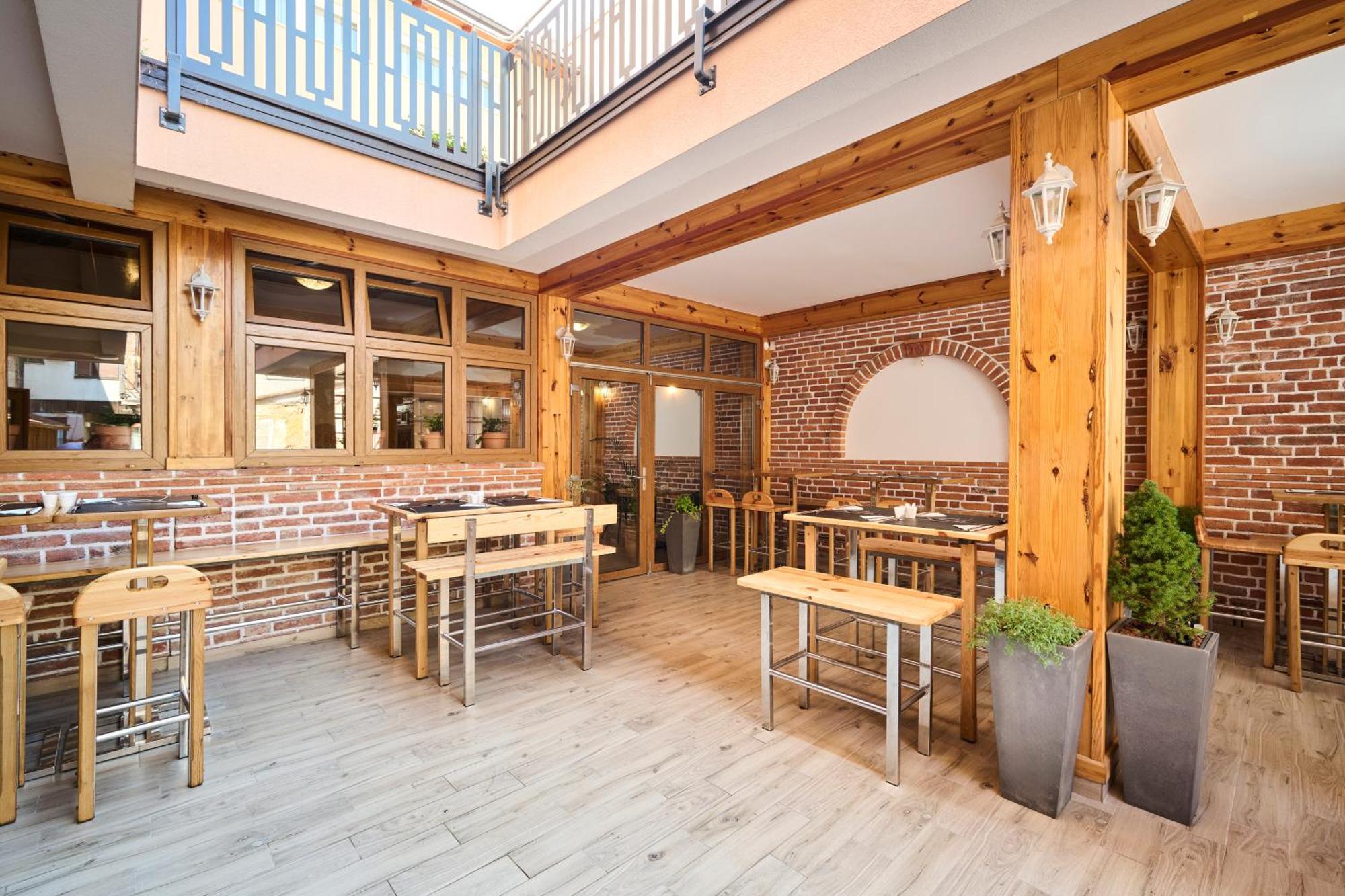 Hotel Kadoor Karlovac Exterior photo