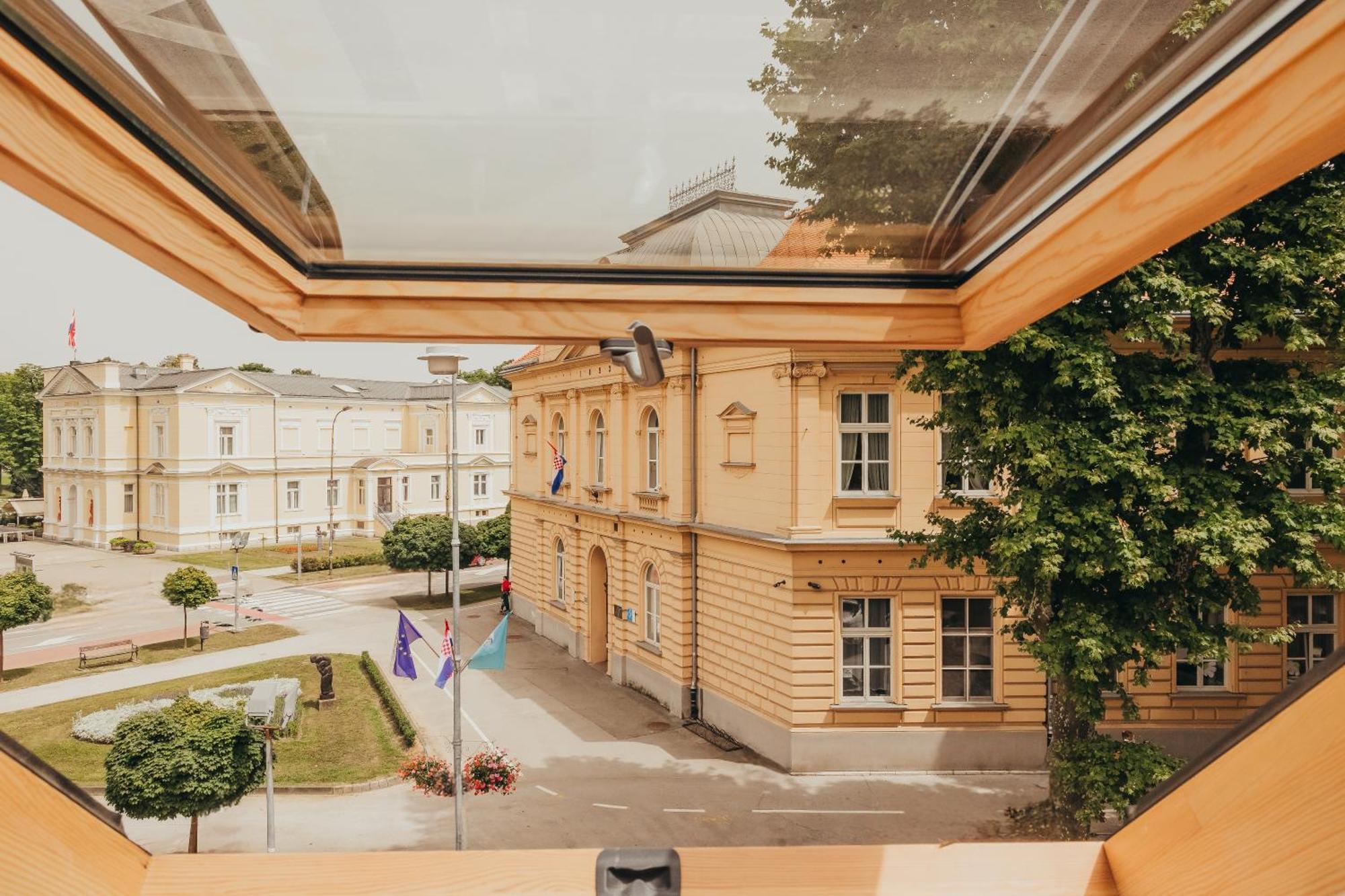 Hotel Kadoor Karlovac Exterior photo