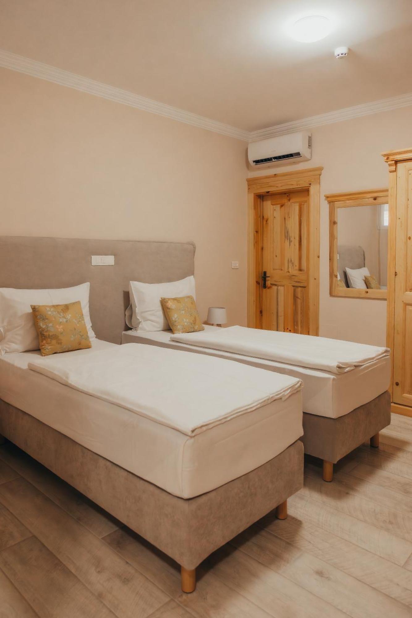 Hotel Kadoor Karlovac Exterior photo